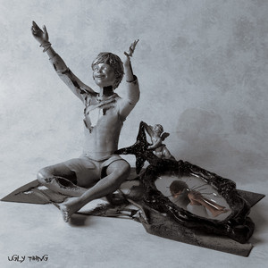 美女光着下体扒开内裤
