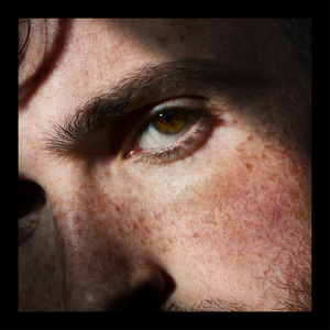 美女光着下体扒开内裤
