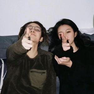 美女光着下体扒开内裤
