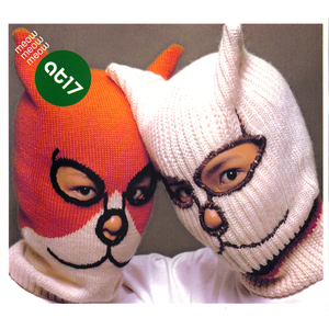 美女光着下体扒开内裤
