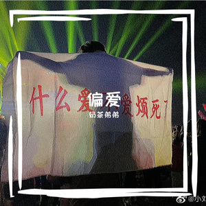 美女光着下体扒开内裤
