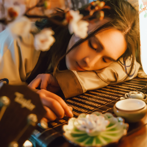 美女光着下体扒开内裤
